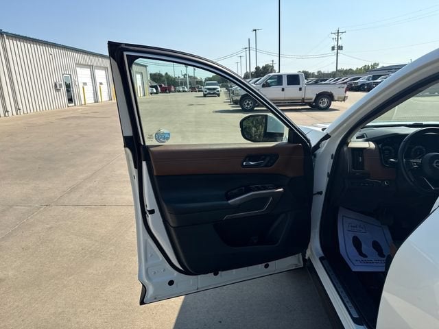 2023 Nissan Pathfinder Platinum